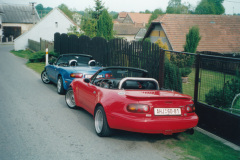 Častým doprovodem Oty na cestách byl pan Jiří s modrou MX-5 NA. Toto NA bylo zničeno Otamírovým synem Michalem na konci 0. let.